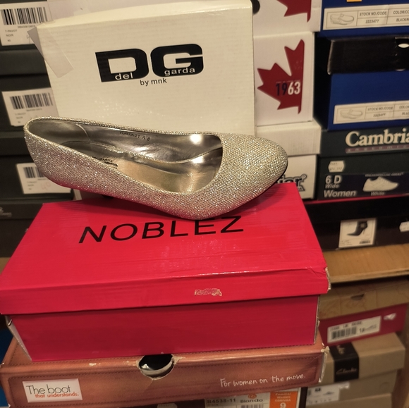 Ladies pumps new in the box size 8 - Picture 2 of 4